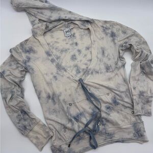 Boho Tie-Dye Plunge Neck Long Sleeve‎ Hooded Top Blue and Cream, Raw Hem, Small